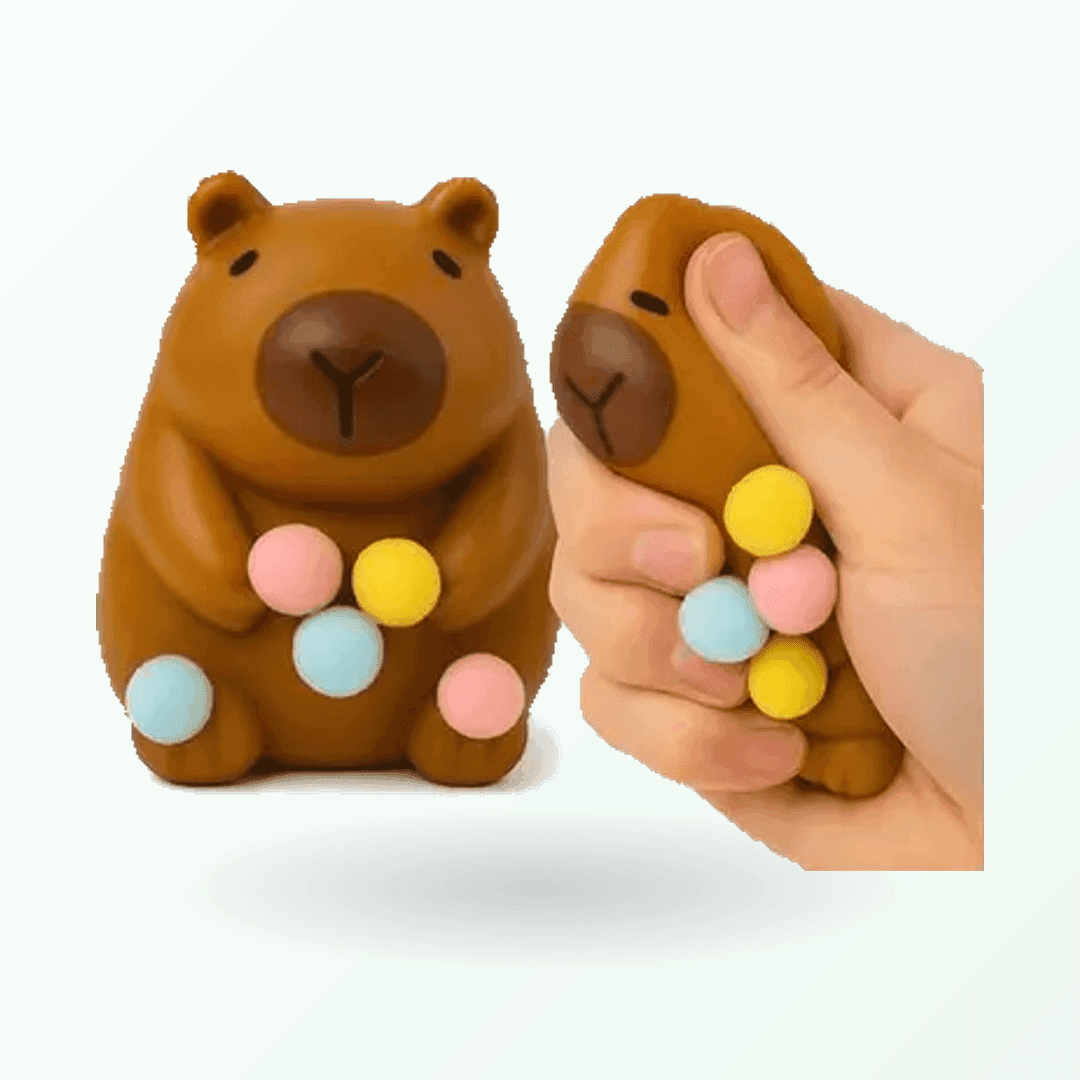 Capivara Squish marrom segurando bolinhas coloridas, ao lado de outra sendo apertada por uma mão